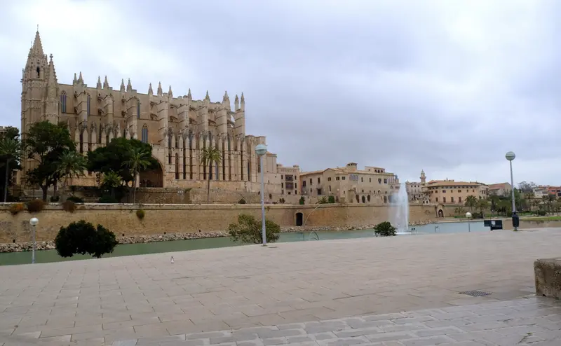  Archivo - Alrededores de la Catedral-Bas&iacute;lica de Santa Mar&iacute;a -La Seu-. Archivo. - Isaac Buj - Europa Press - Archivo 