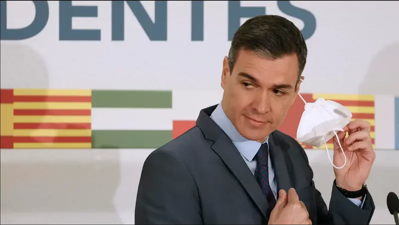  Pedro S&aacute;ncehz quit&aacute;ndose la mascarilla 