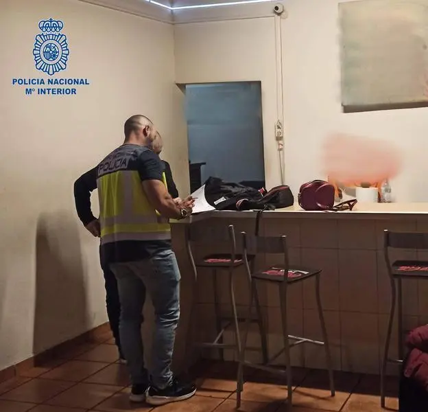  Agentes de la Polic&iacute;a Nacional en una inspecci&oacute;n en la vivienda-prost&iacute;bulo ubicada en la barriada de Pere Garau de Palma 