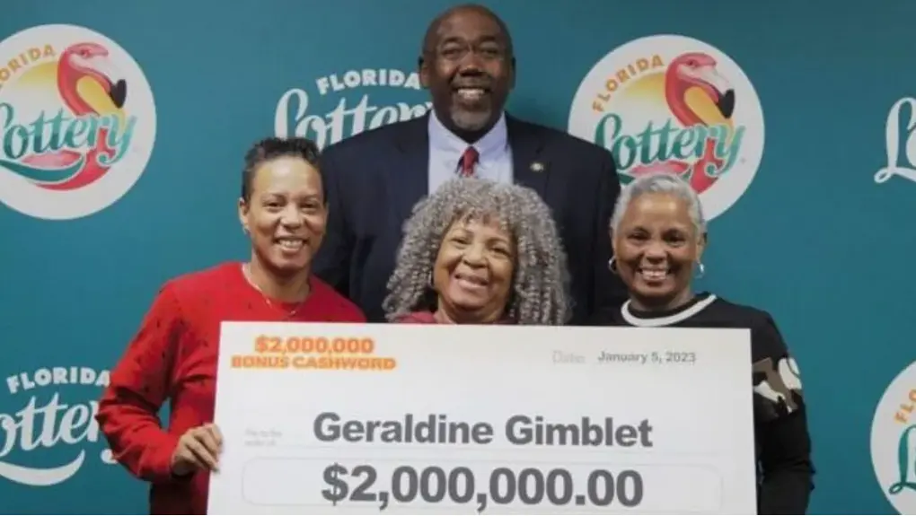  La mujer recibiendo el premio de 2 millones de d&oacute;lares 