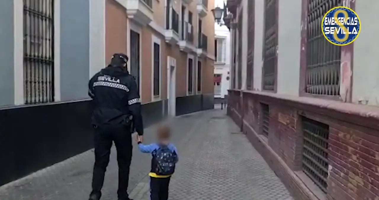  Polic&iacute;a acompa&ntilde;ando a un ni&ntilde;o a clase 