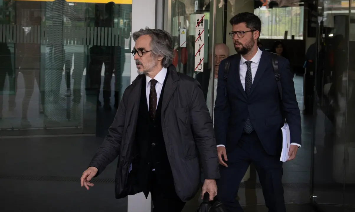  El abogado de Dani Alves, Crist&oacute;bal Martell a su salida de un juicio por el 'caso Alves', en la Ciudad de la Justicia de Barcelona, a 17 de abril de 2023, en Barcelona, Catalunya (Espa&ntilde;a). - David Zorrakino - Europa Press 