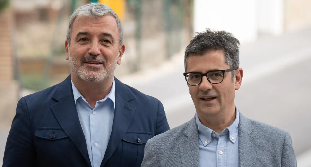  El ministro de la Presidencia, Relaciones con las Cortes y Memoria Democr&aacute;tica, F&eacute;lix Bola&ntilde;os (d), y el candidato a la alcald&iacute;a de Barcelona, Jaume Collboni (PSC) (i), ofrecen una rueda de prensa, a 20 de abril de 2023, en Barcelona. - David Zorrakino - Europa Press 