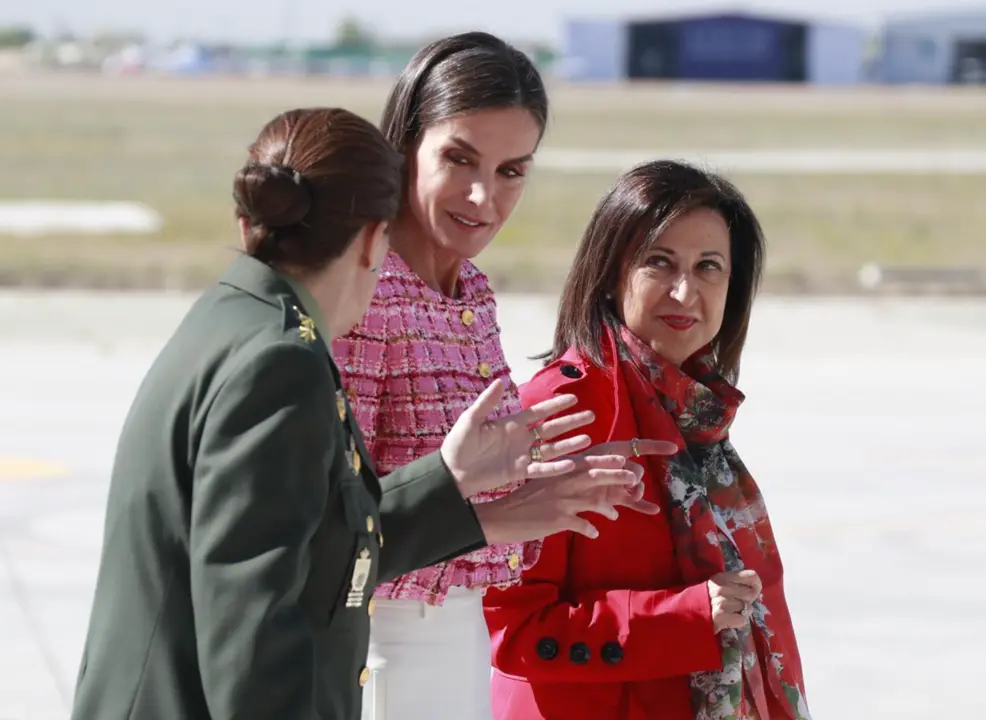  La ministra de Defensa, Margarita Robles, junto a la reina Letizia en el acto del Centenario primera a&eacute;reo-evacuaci&oacute;n m&eacute;dica en Espa&ntilde;a, en la base de Cuatro Vientos (Madrid) - MINISTERIO DE DEFENSA 