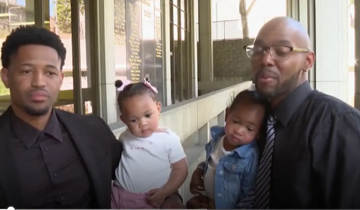  Los dos j&oacute;venes liberados a la salida del juzgado 