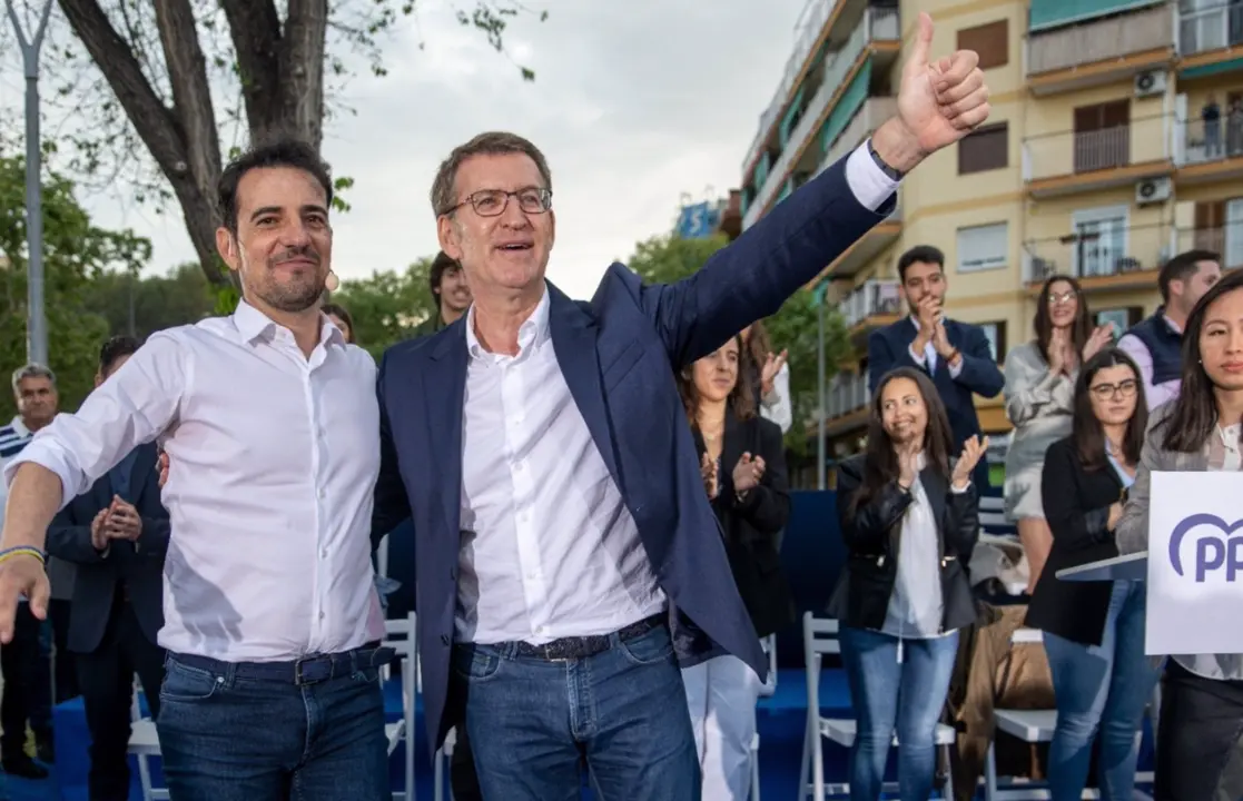  El presidente del PP, Alberto N&uacute;&ntilde;ez Feij&oacute;o, con el alcaldable del PP en Castelldefels (Barcelona), Manu Reyes. - LORENA SOPENA - EUROPA PRESS 
