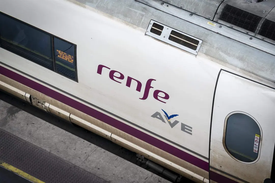  Un AVE de Renfe estacionado en una de las v&iacute;as de la estaci&oacute;n Puerta de Atocha 