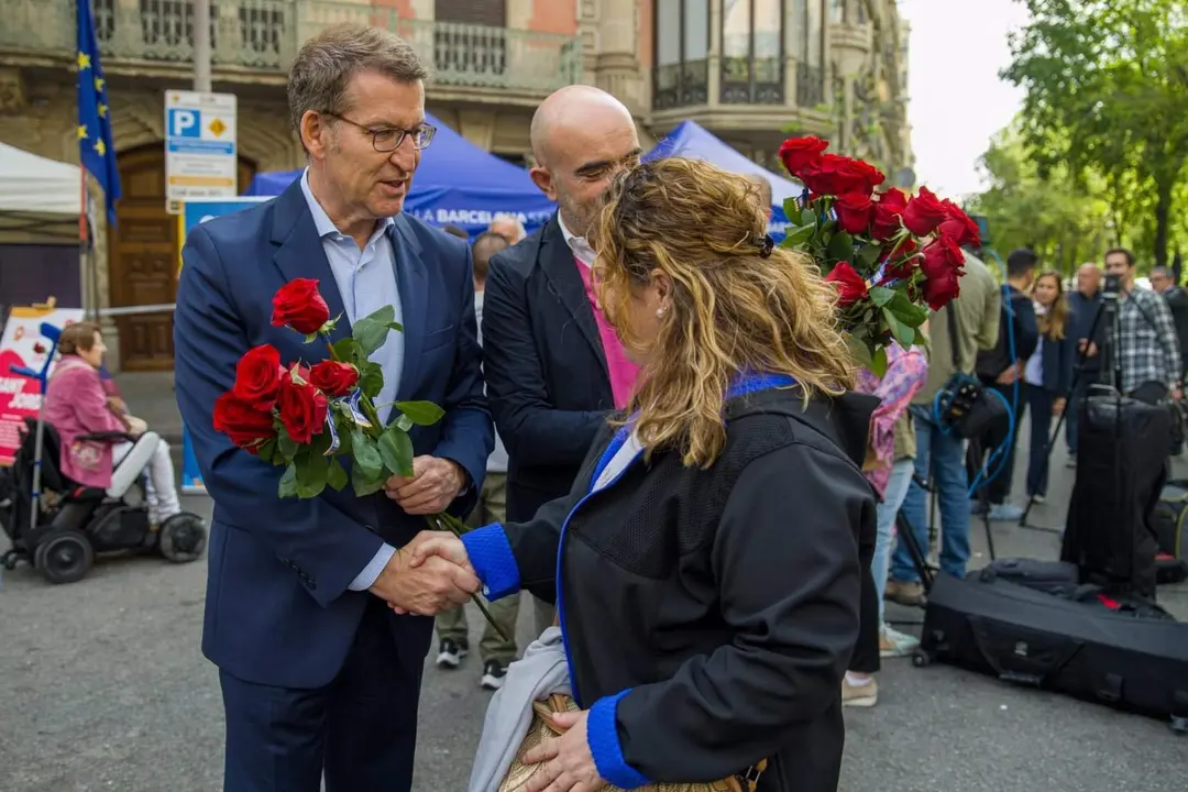  El presidente del PP, Alberto N&uacute;&ntilde;ez Feij&oacute;o, y el candidato del PP a la Alcald&iacute;a de Barcelona, Daniel Sirera, entregan rosas durante la Diada de Sant Jordi 