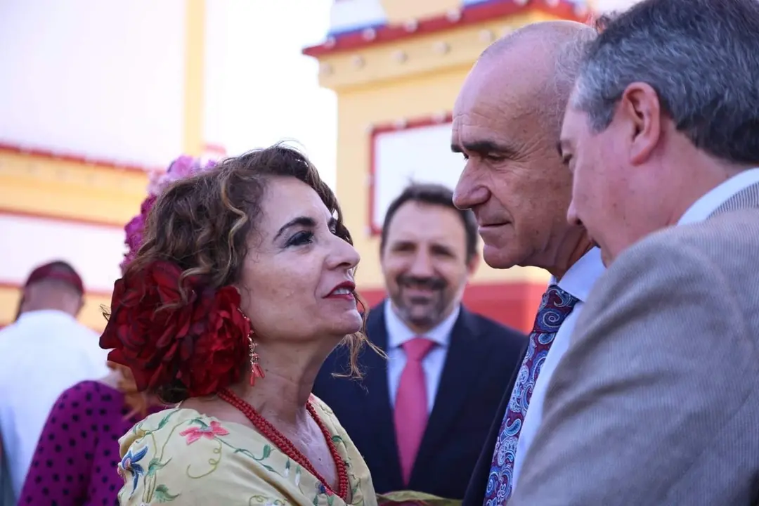  La ministra de Hacienda y Funci&oacute;n P&uacute;blica, Mar&iacute;a Jes&uacute;s Montero, con el alcalde de Sevilla, Antonio Mu&ntilde;oz, y el secretario del PSOE andaluz, Juan Espadas, en la Portada de la Feria de Sevilla 