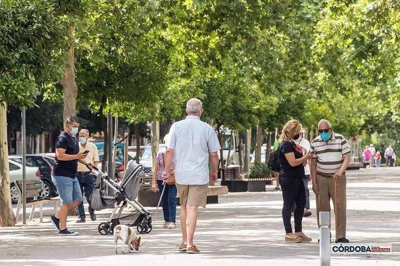  Gente dando un paseo por la Avenida Gran Vía Parque / Pilar Gázquez. 