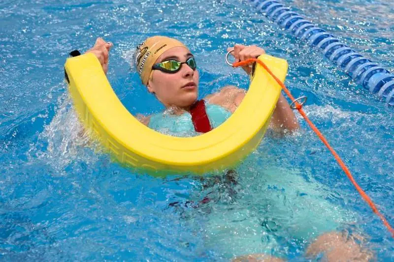  Una socorrista cadete cicla el tubo de rescate en la prueba de 200 metros supersocorrista. Autor: Javier S&aacute;nchez-RFESS 