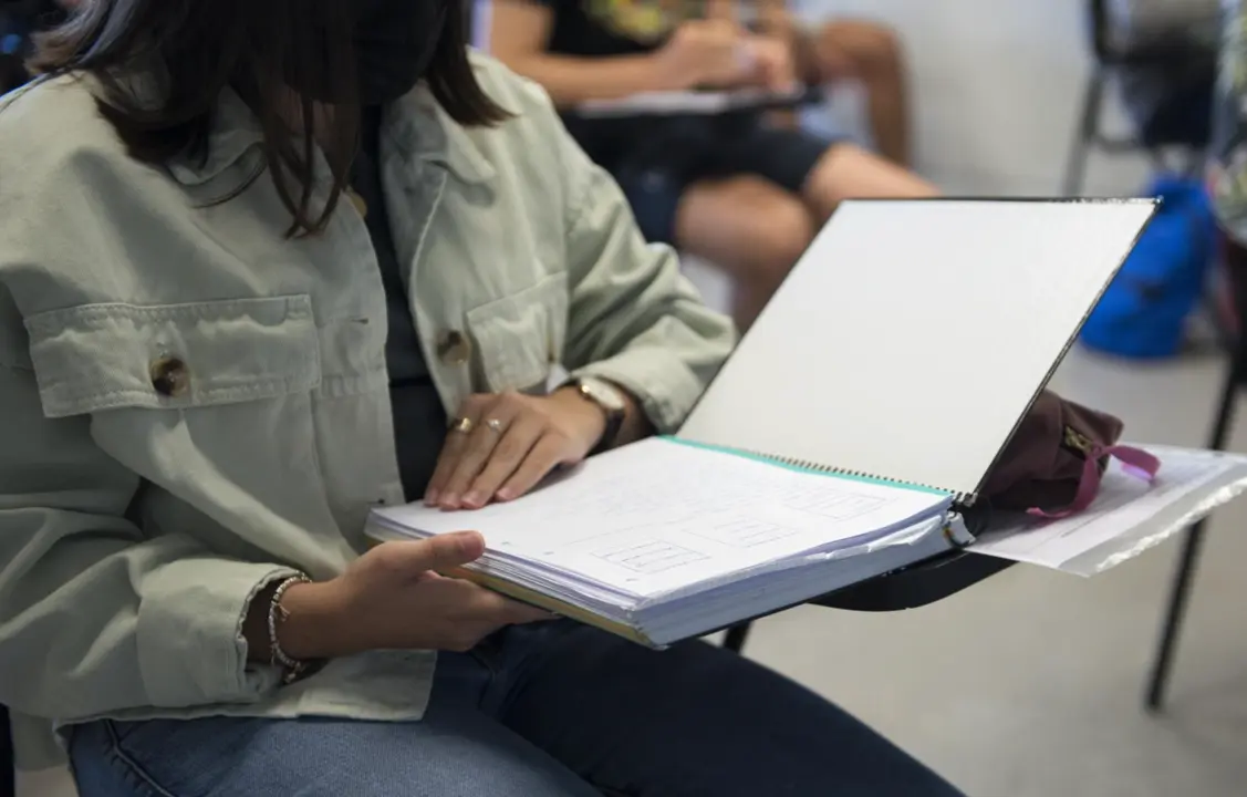 Archivo - Una estudiante lee sus apuntes - Gl&ograve;ria S&aacute;nchez - Europa Press - Archivo 