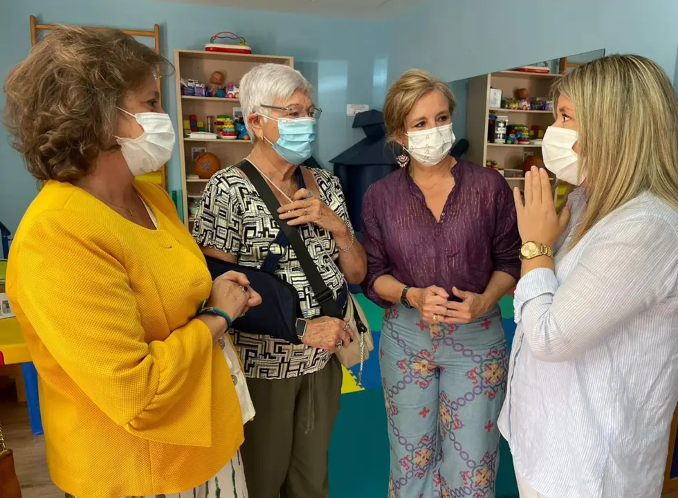  Catalina Garc&iacute;a (1i) en la visita al CAIT de Mancha Real. - JUNTA 