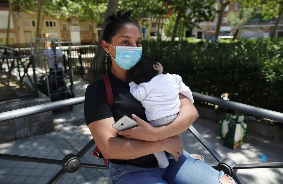  Archivo - Una mujer con su beb&eacute; en brazos a las puertas de una parroquia durante la pandemia. - Eduardo Parra - Europa Press - ArchivoArchivo - Una mujer con su beb&eacute; en brazos a las puertas de una parroquia durante la pandemia. - Eduardo Parra - Europa Press - Archivo 