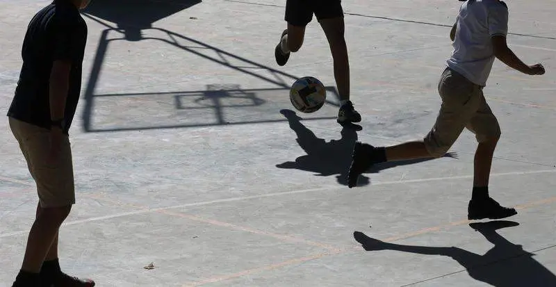  Varios ni&ntilde;os juegan en el colegio 