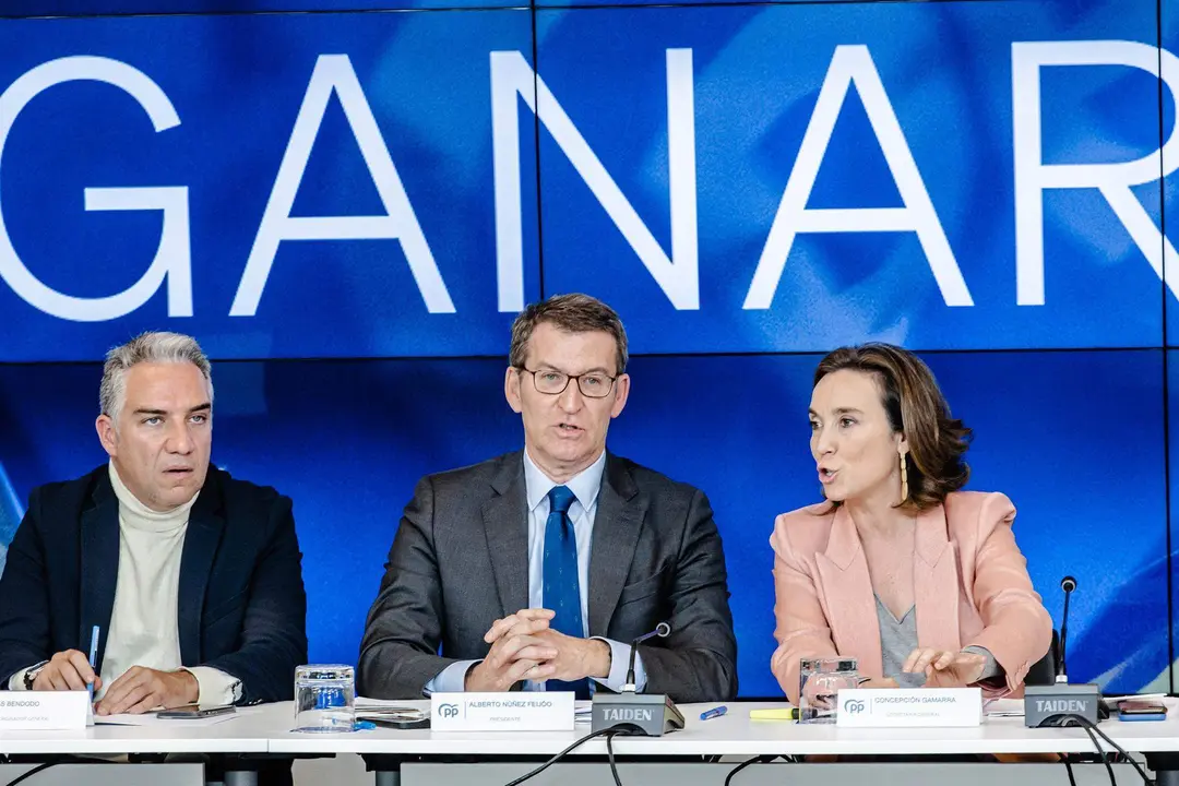  El coordinador general del PP, El&iacute;as Bendodo; el presidente del Partido Popular, Alberto N&uacute;&ntilde;ez Feij&oacute;o, y la secretaria general del PP, Cuca Gamarra 