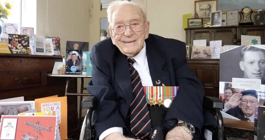  Ernest Horsfall con sus tarjetas de cumplea&ntilde;os - SWNS 