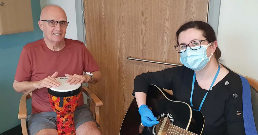  Ian Palmer y su musicoterapeuta, Clare - SWNS 