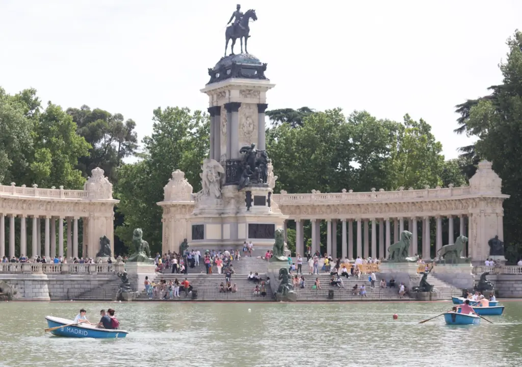  Estanque grande de El Retiro y Monumento a Alfonso XII en el Parque de El Retiro, a 30 de abril de 2023, en Madrid (Espa&ntilde;a). La ciudad de Madrid ha registrado este 2023 una ola de calor con un r&eacute;cord de temperatura en abril que finaliza este domingo con u - Ricardo Rubio - Europa Press 