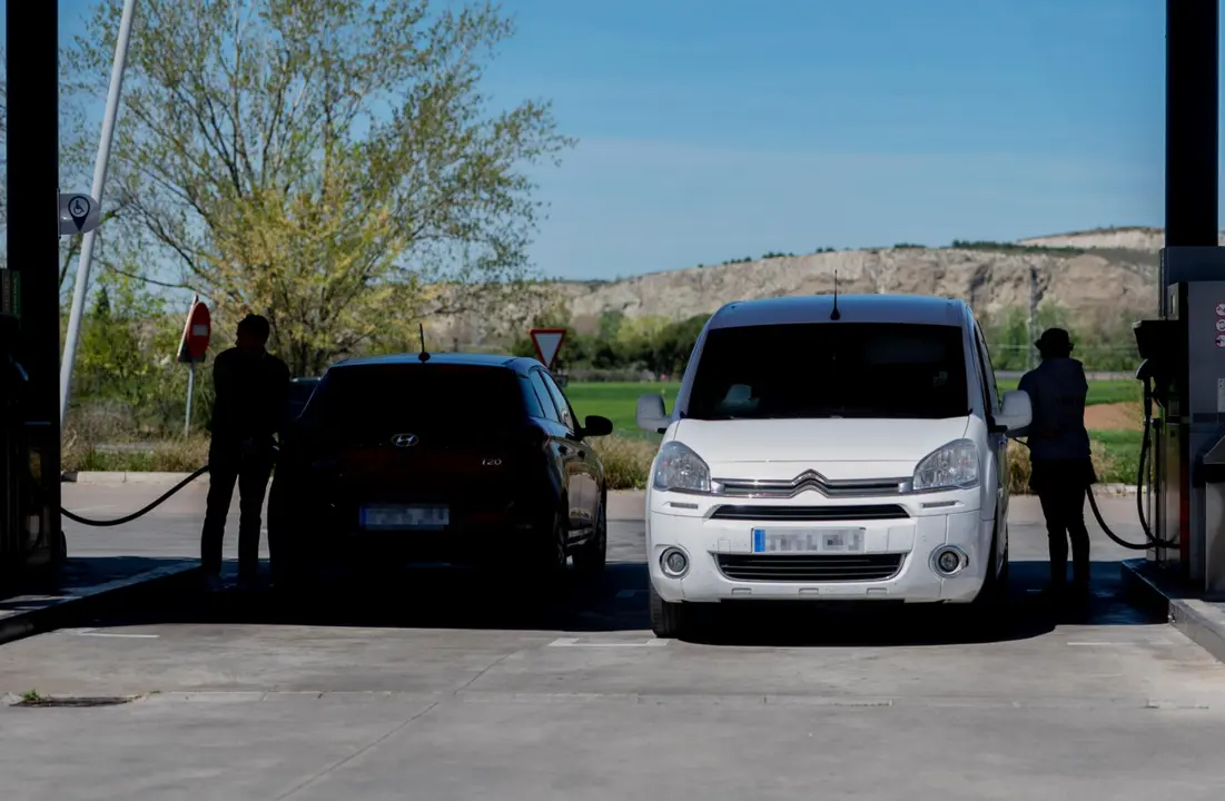  Varias personas repostan en una gasolinera de Arganda del Rey, a 5 de abril de 2023, en Madrid (Espa&ntilde;a). Hoy arranca la segunda fase de la Operaci&oacute;n Especial que la Direcci&oacute;n General de Tr&aacute;fico pone en marcha, hasta la medianoche del pr&oacute;ximo lunes 10 de a - Alberto Ortega - Europa Press 