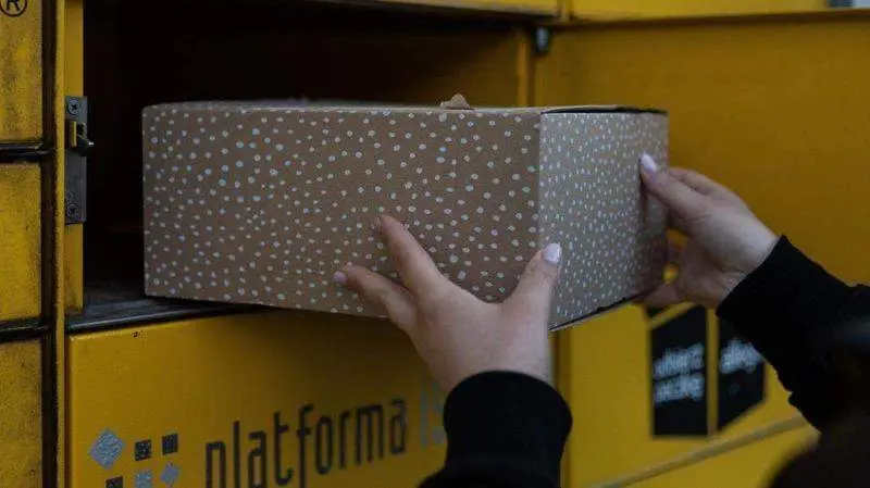  Persona enviando un paquete 