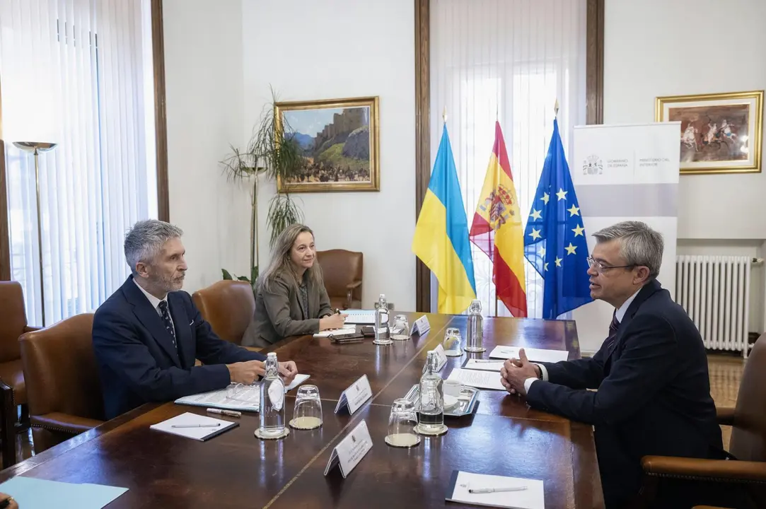  El ministro del Interior, Fernando Grande-Marlaska, en una reuni&oacute;n con el embajador de Ucrania en Espa&ntilde;a, Serhii Pohoreltsev - MINISTERIO DEL INTERIOR 