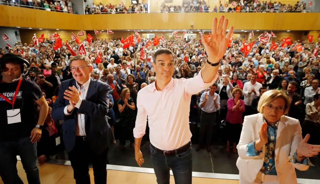  El presidente del Gobierno, Pedro S&aacute;nchez, el 'president' de la Generalitat, Ximo Puig, y la candidata del PSPV-PSOE a la Alcald&iacute;a de Alicante, Ana Barcel&oacute;, en un mitin del partido en Alicante. - JOAQU&Iacute;N P. REINA / EUROPA PRESS 