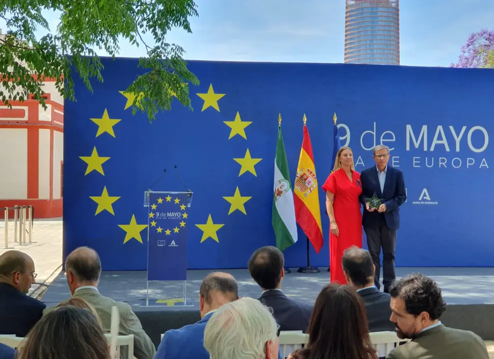  El presidente del GDR Sierra Morena Cordobesa, Manuel Leyva recoge la estrella conmemorativa 