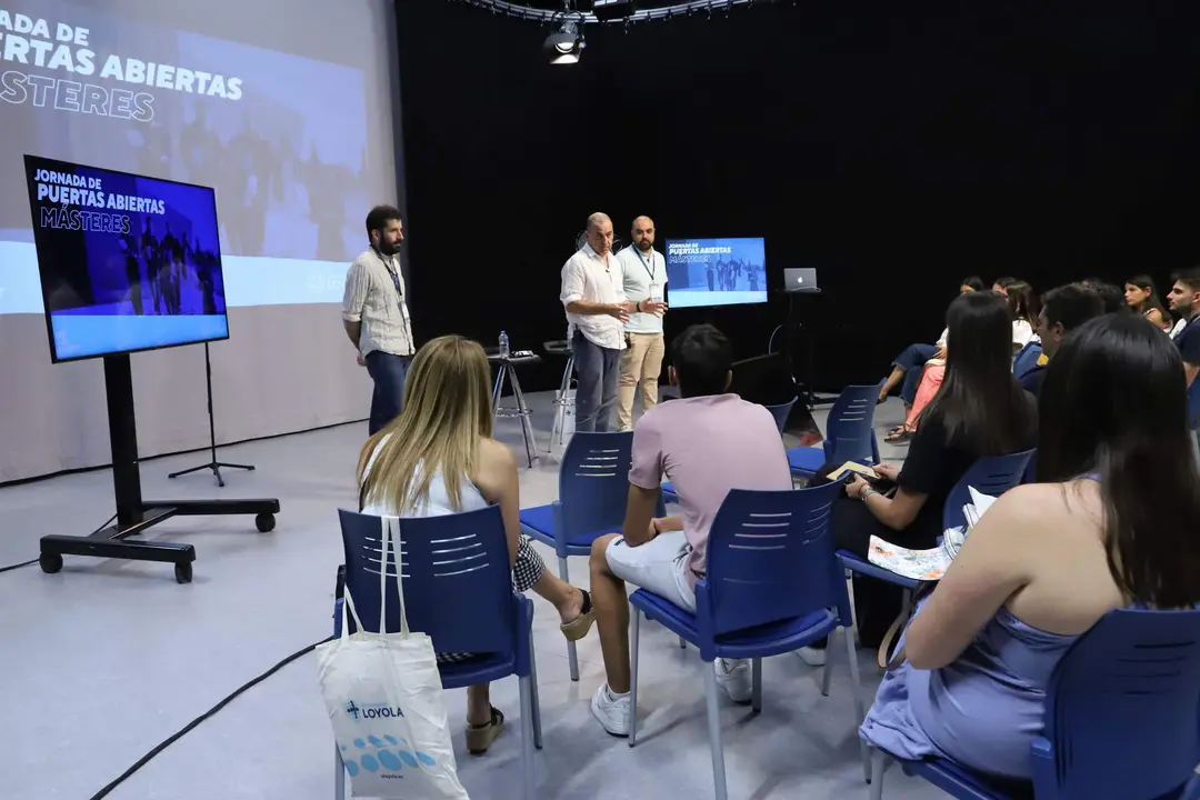  Presentaci&oacute;n de los m&aacute;steres del &aacute;rea de Comunicaci&oacute;n durante la jornada de Puertas Abiertas de Loyola M&aacute;steres 