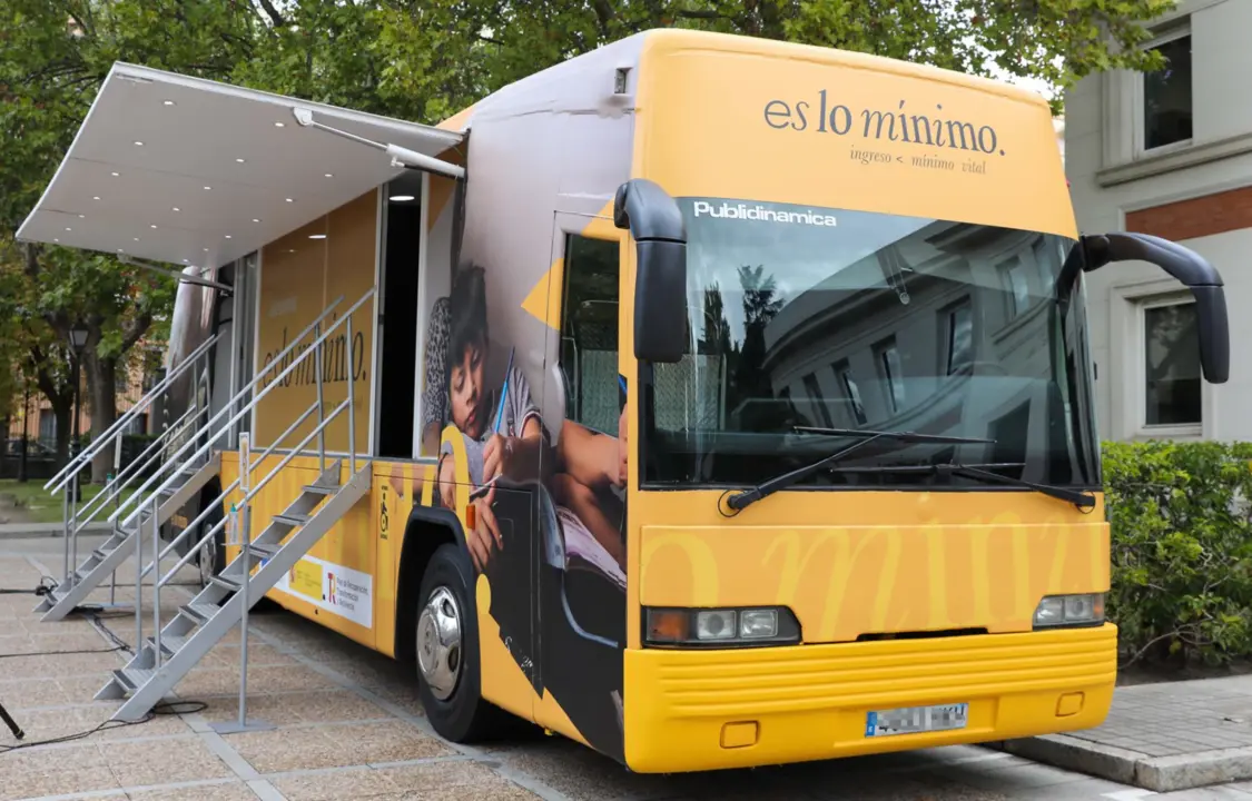  Archivo - Vista por fuera de un autob&uacute;s informativo del Ingreso M&iacute;nimo Vital. - Marta Fern&aacute;ndez Jara - Europa Press - Archivo 