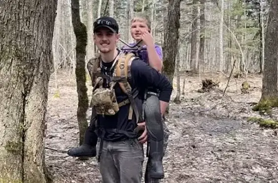  Nante Niemi, al ser rescatado por un voluntario.TWITTER: @MichStatePolice 