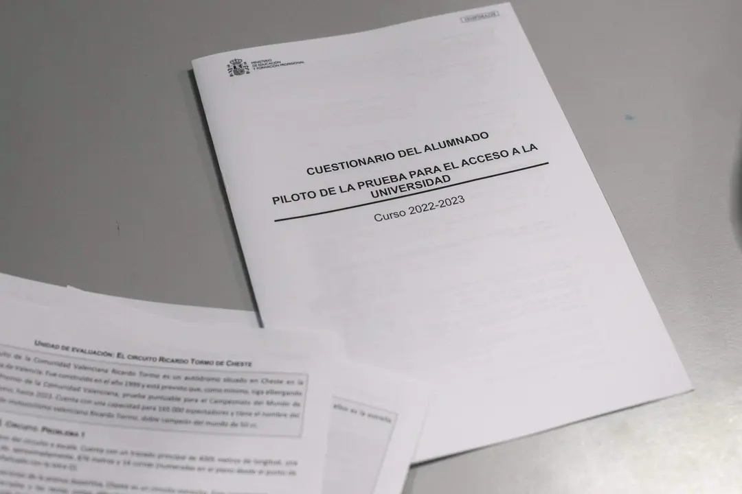  Ehjemplares de la prueba piloto de la nueva EBAU del Ministerio de Educaci&oacute;n y Formaci&oacute;n Profesional en el IES Calder&oacute;n de la Barca. En Oviedo (Asturias), a 28/10/2022 (&copy; Jorge Peteiro / Europa Press) 