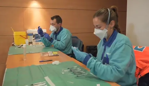  Sanitarios preparando las vacunas para que posteriormente sean administradas. 