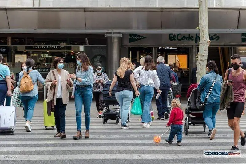  Gente cruzando la calle / Pilar Gázquez. 