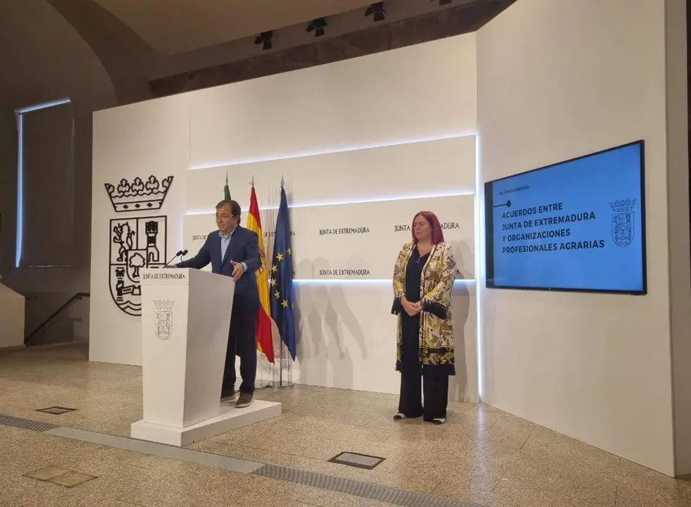  El presidente de la Junta de Extremadura, Guillermo Fern&aacute;ndez Vara, informa de las ayudas aprobadas por el Ejecutivo regional para paliar las consecuencias de la sequ&iacute;a 
