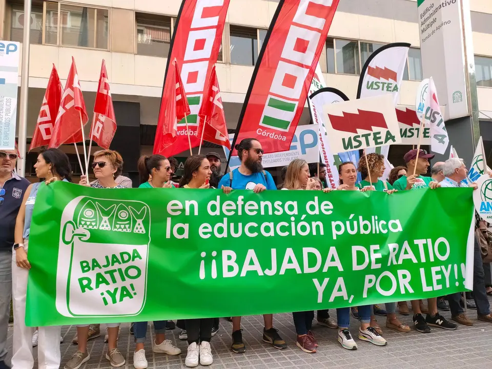  Convocados por AUGC y SUP, este mi&eacute;rcoles guardias civiles y polic&iacute;as nacionales, una parte de ellos procedentes de C&oacute;rdoba, se han concentrado ante el Ministerio del Interior reclamando la reclasificaci&oacute;n al grupo B, jornada laboral de 35 horas, actualizaci&oacute;n de dietas y teletrabajo 