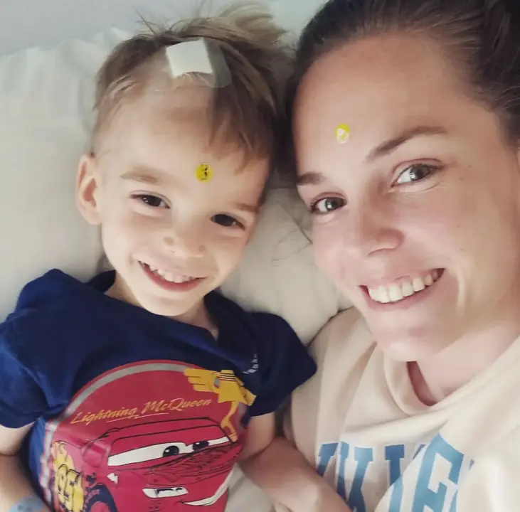  Oliver junto a su madre 