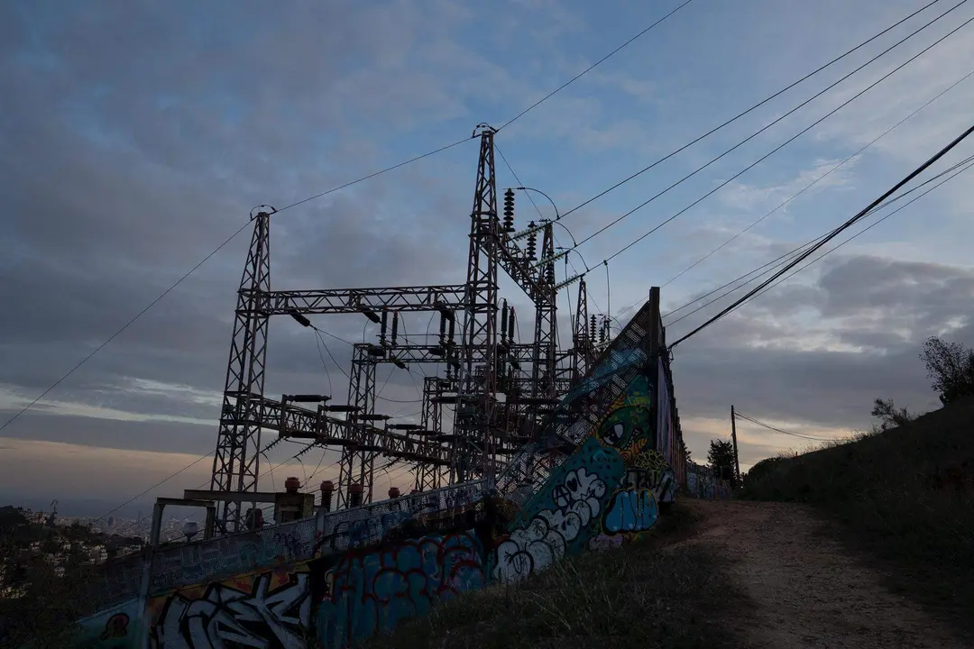  Tendido el&eacute;ctrico, a 31 de diciembre de 2022, en Barcelona, Catalu&ntilde;a (Espa&ntilde;a) 