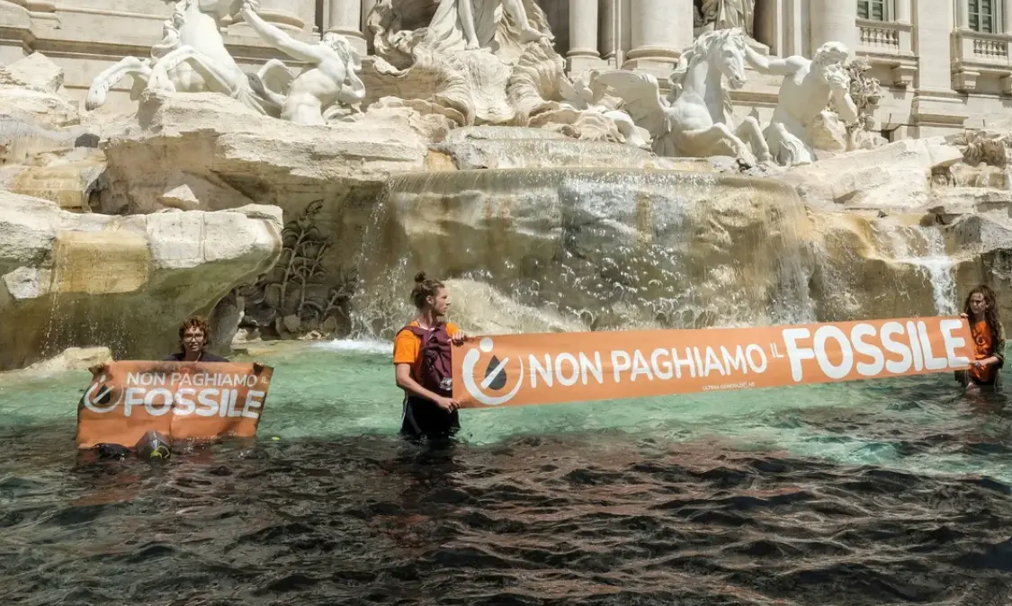  Ecologistas ti&ntilde;en de negro la Fontana di Trevi de Roma 