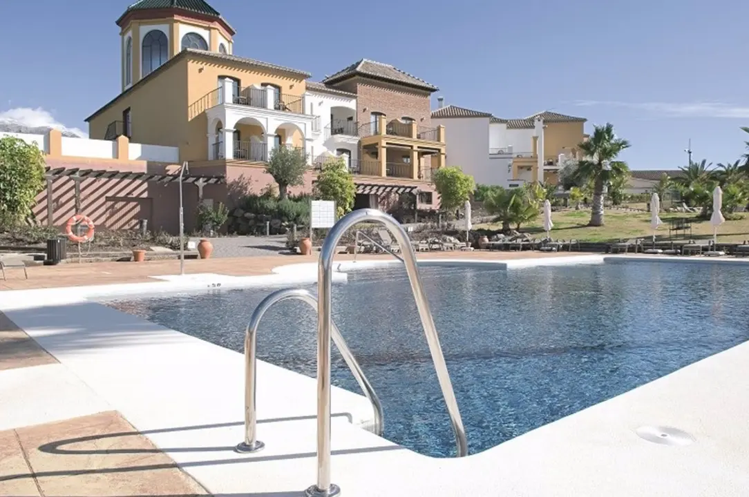  Archivo - Piscina de un hotel de la Costa del Sol. - DIPUTACI&Oacute;N DE M&Aacute;LAGA - Archivo 