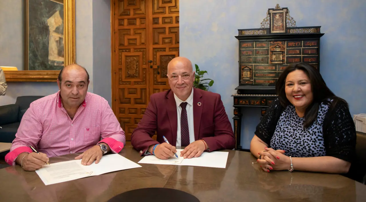  El presidente de la instituci&oacute;n provincial, Antonio Ruiz, acompa&ntilde;ado por la delegada de Cohesi&oacute;n Social, Consumo y Participaci&oacute;n Ciudadana, Dolores Amo 