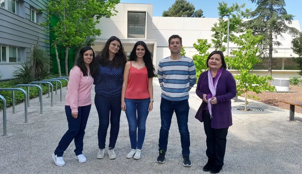  De izquierda a derecha: Raquel Coronel, Mar&iacute;a Garranzo Asensio, Ana Montero Calle, Rodrigo Barderas e Isabel Liste, investigadores de la Unidad Funcional de Investigaci&oacute;n en Enfermedades Cr&oacute;nicas (UFIEC) del ISCIII. - ISCIII 