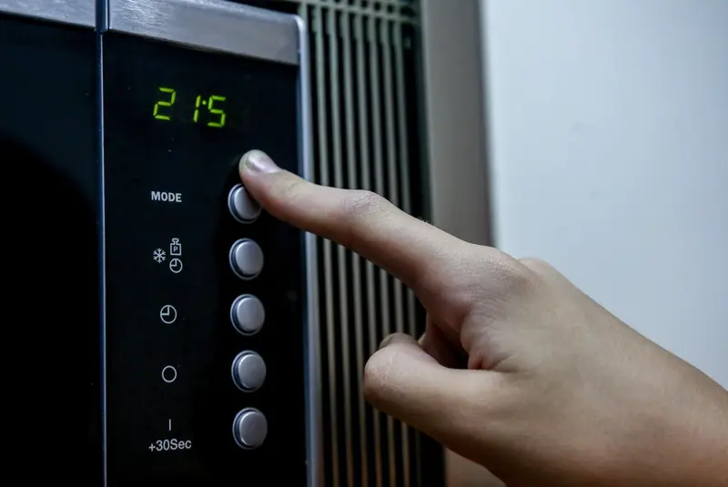  Archivo - Un reloj en la pantalla de un microondas - Ricardo Rubio - Europa Press - Archivo 