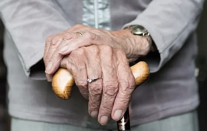  Primer plano de las manos de una anciana. - Pixabay: sabinevanerp 