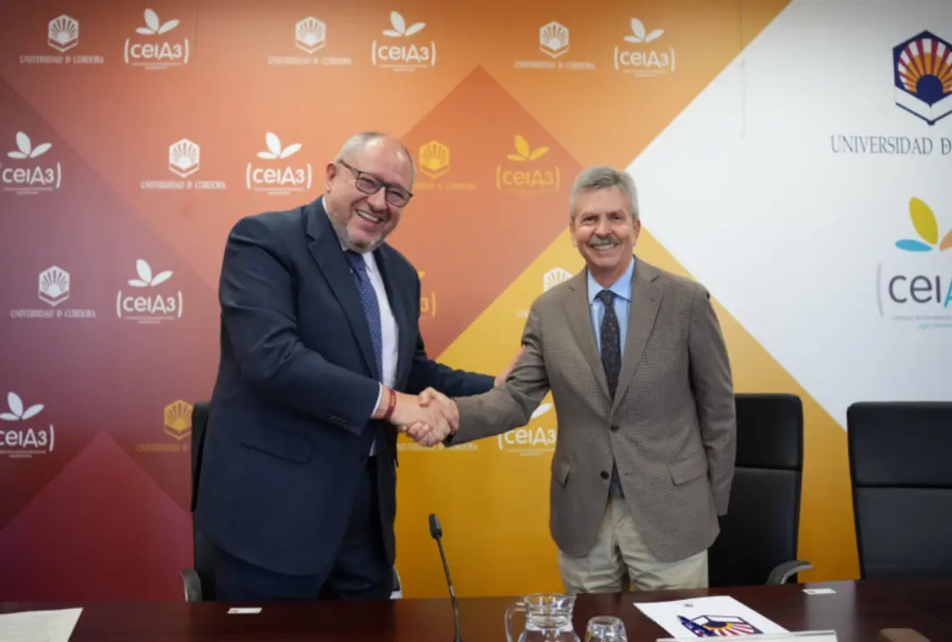  Manuel Torralbo y Jos&eacute; Luis Navarro tras la firma del convenio. 
