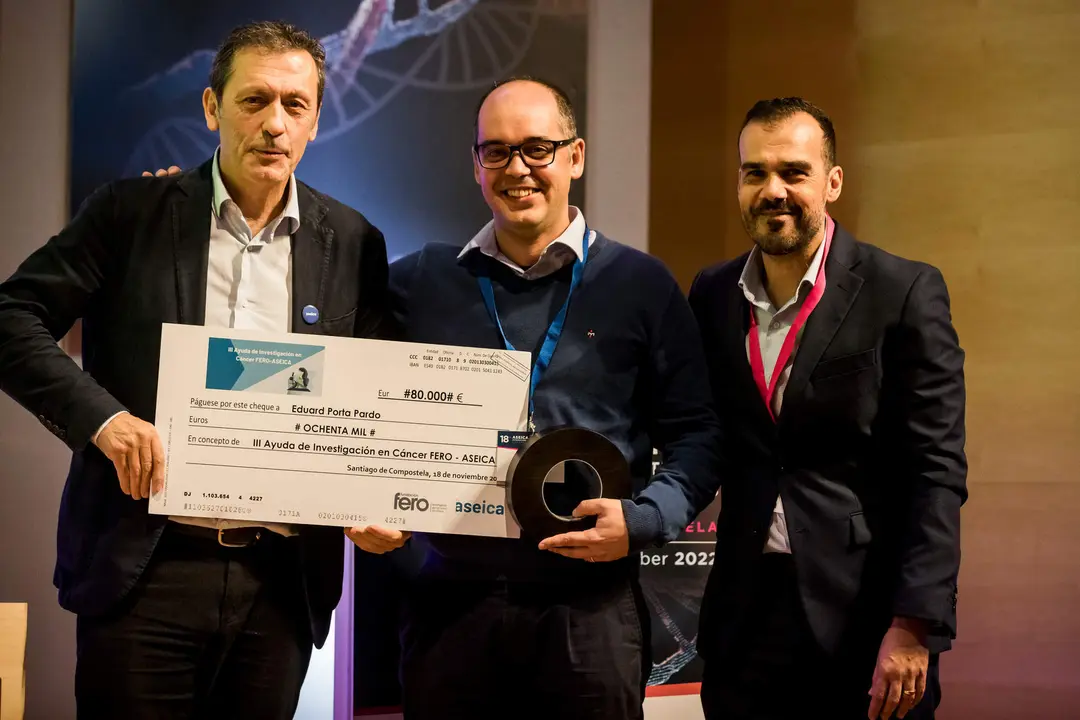  Entrega de la pasada edici&oacute;n de la III Ayuda de FERO y ASEICA al investigador Eduard Porta durante el Congreso de ASEICA 