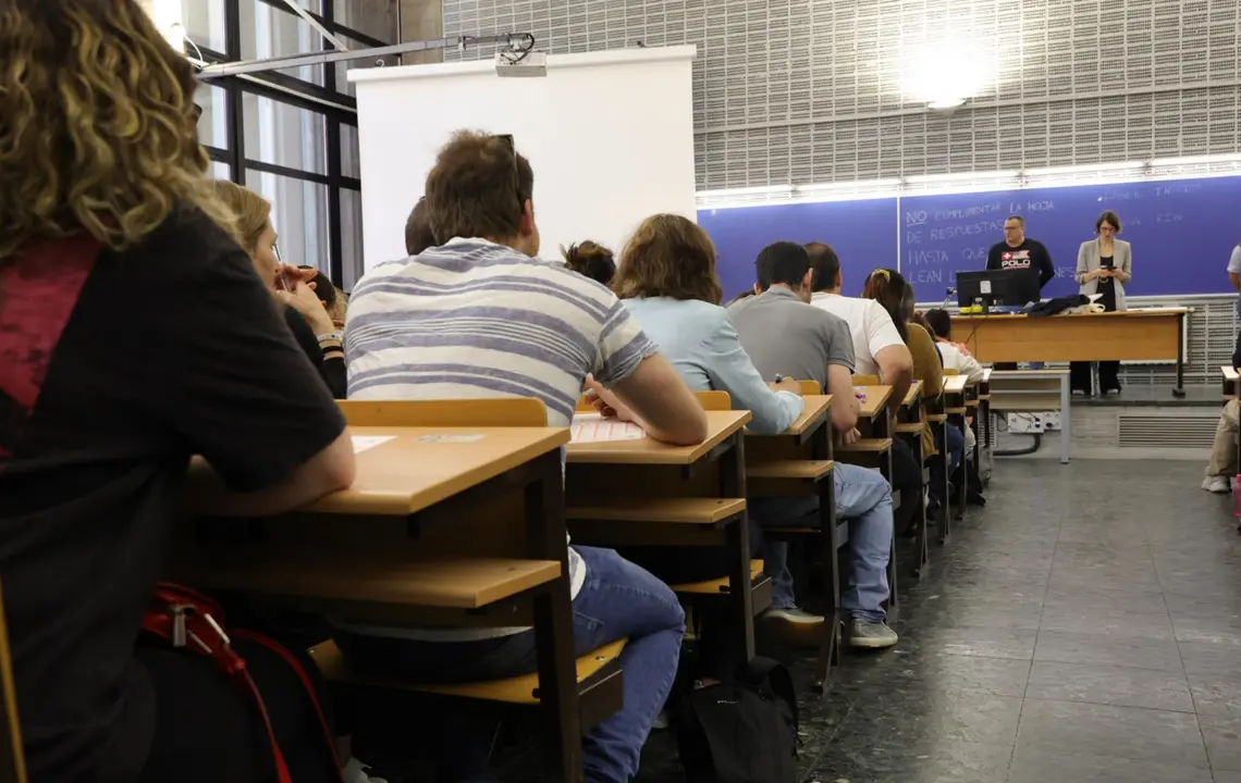 Foto de archivo. Numerosas personas realizan las pruebas de acceso a Correos, en la Facultad de Biol&oacute;gicas de la Universidad Complutense de Madrid, a 7 de mayo de 2023, en Madrid (Espa&ntilde;a). - Jes&uacute;s Hell&iacute;n - Europa Press 