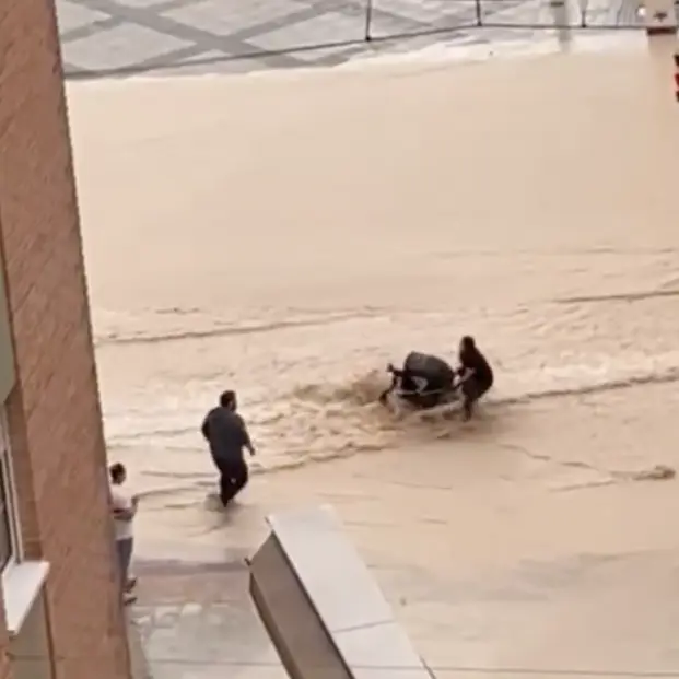  Captura del video donde el hombre se acerca a la mujer con el carricoche 