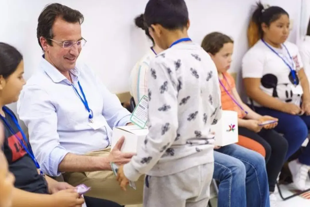  Un grupo de ni&ntilde;os hacen sus peticiones al candidato del PP a la alcald&iacute;a de Legan&eacute;s 