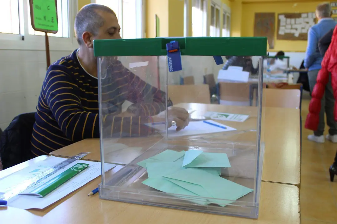  Urna para las elecciones al Parlamento de Andaluc&iacute;a 